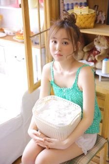 年轻女保险销售员5
